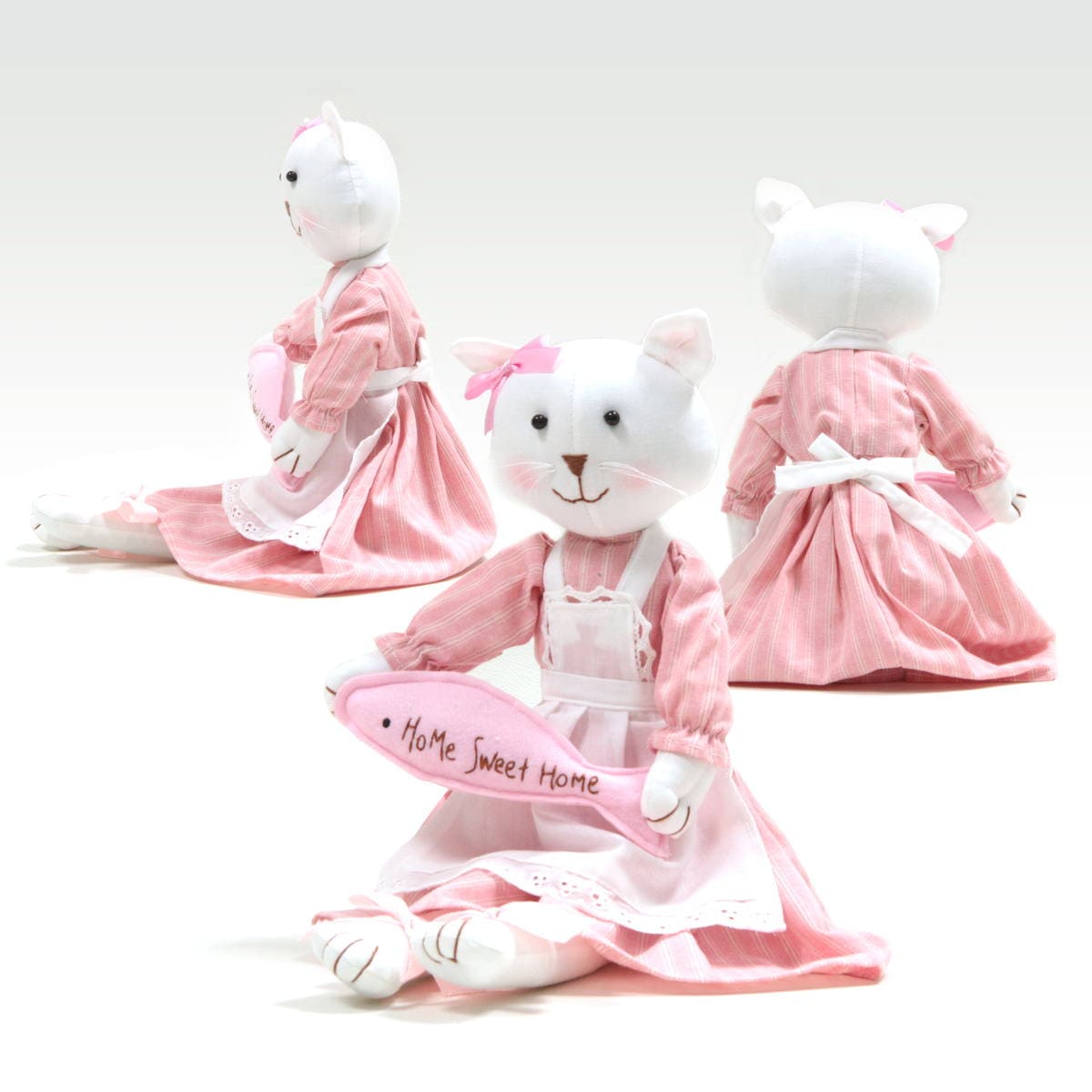 エプロン姿のおすわりネコちゃん 全長 約40cm｜インテリアレース